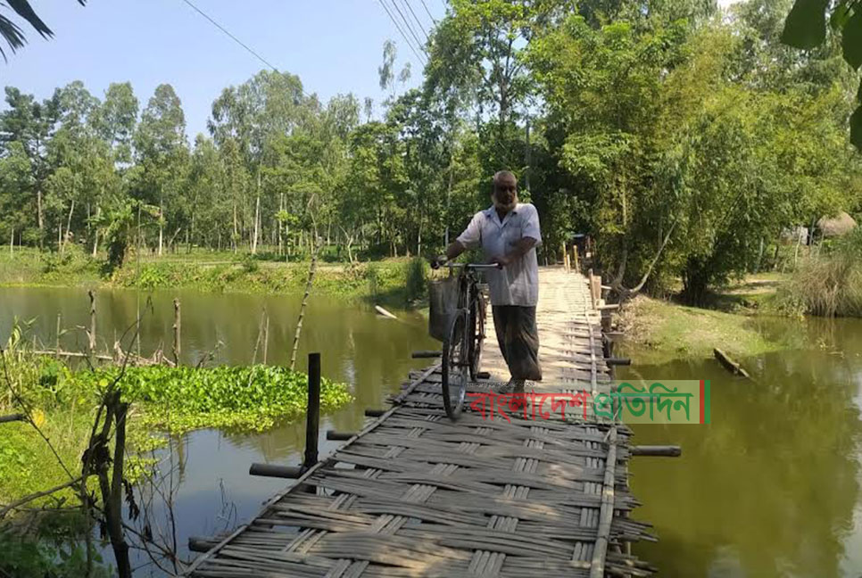 নড়বড়ে সাঁকো দুই গ্রামের মানুুষের একমাত্র ভরসা
