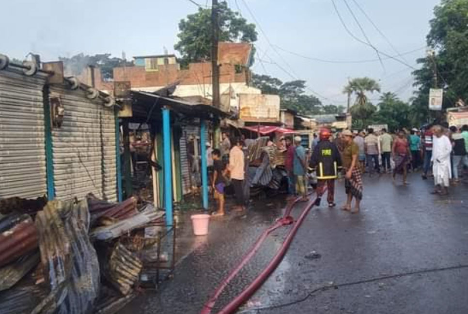 লক্ষ্মীপুরে অগ্নিকাণ্ডে ১০ দোকান পুড়ে ছাই