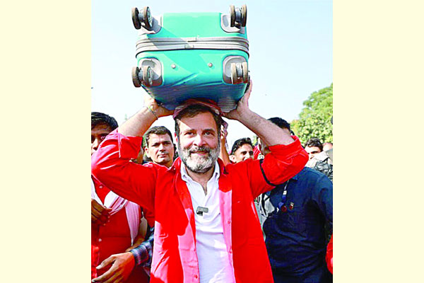 কুলির বেশে রাহুল গান্ধী