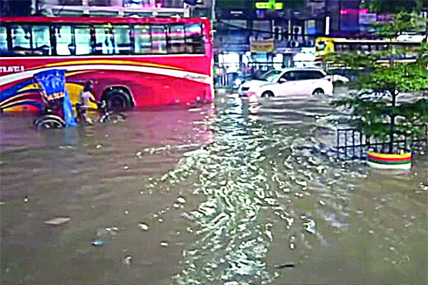 মুষলধারে বৃষ্টিতে রাজধানীজুড়ে জলাবদ্ধতা, ভোগান্তি