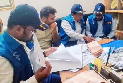 শৈলকুপা স্বাস্থ্য কমপ্লেক্সে দুদকের অভিযান, দুই টেকনিশিয়ান আটক
