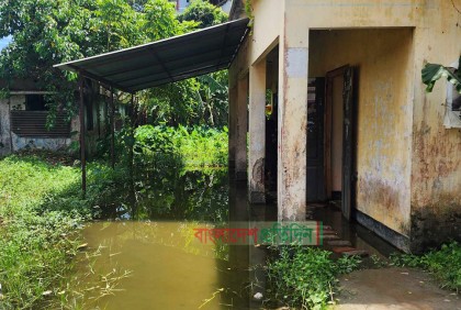 বৃষ্টি হলেই তলিয়ে যায় দাগনভূঞা উপস্বাস্থ্য কেন্দ্র