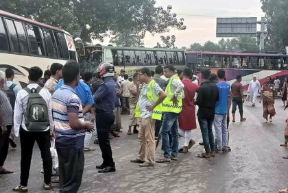 নওগাঁয় বাস-অটোরিকশা শ্রমিকদের সংঘর্ষ, যানবাহন ভাঙচুর

