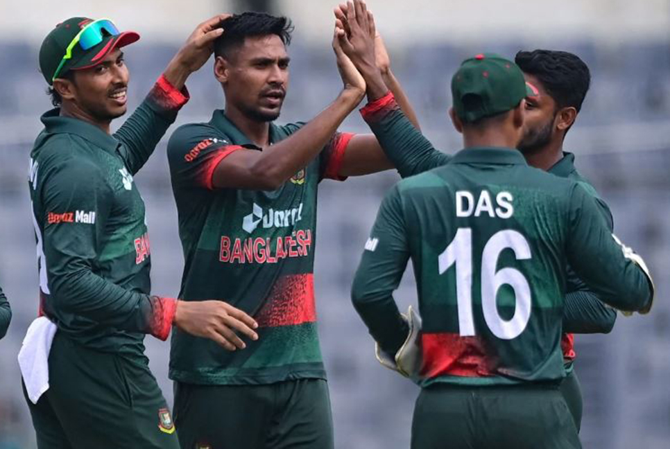 ফের মুস্তাফিজের আঘাত, চাপে নিউজিল্যান্ড