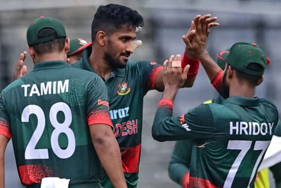 অভিষেক ম্যাচে প্রথম ওভারেই খালেদের উইকেট