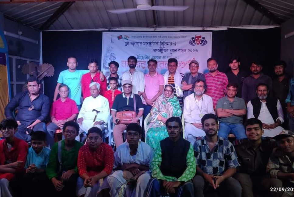 ঝিনাইদহে ‘বাইগার পারের বাঙালি’ নাটক মঞ্চায়ন