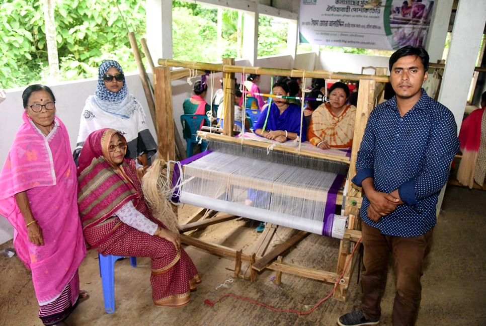 কলাগাছের সুতা দিয়ে পোশাক তৈরি বিষয়ক প্রশিক্ষণ পরিদর্শন