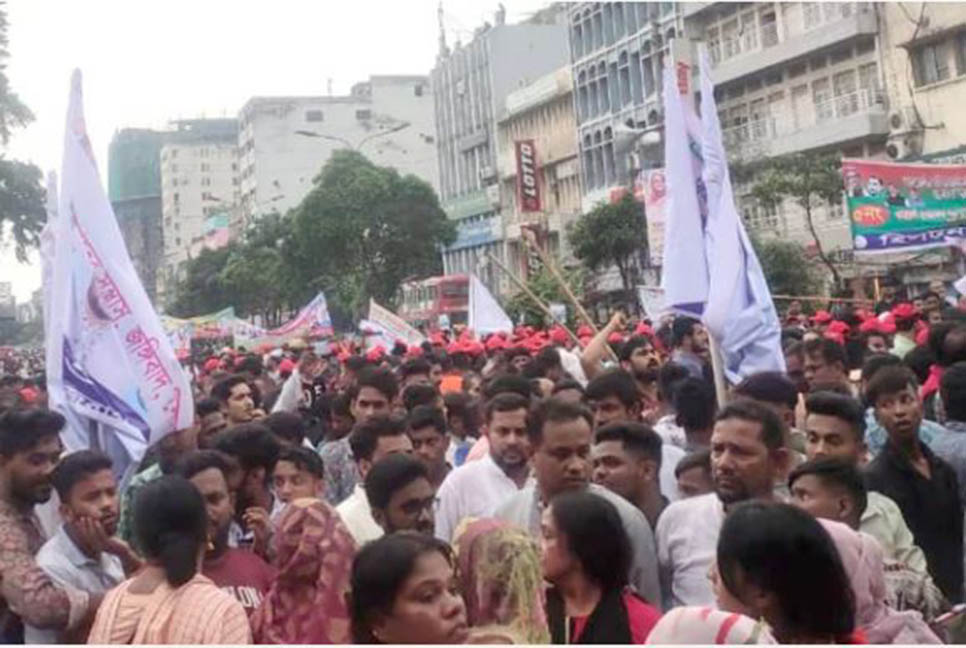 বায়তুল মোকারমের দক্ষিণ গেটে আওয়ামী লীগের শান্তি সমাবেশ

