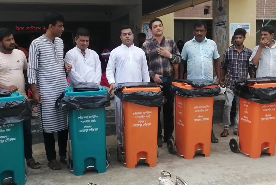 মেহেরপুর হাসপাতালে ডেঙ্গু পরীক্ষার কিট ও ডাস্টবিন প্রদান 