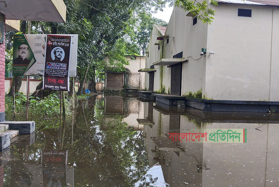 ফুলপুরে ড্রেন না থাকায় খাদ্য গুদাম এলাকায় জলাবদ্ধতা 