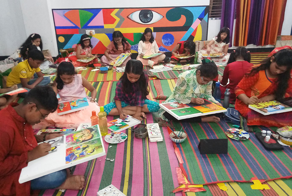 দিনাজপুরে বিলুপ্ত পটচিত্র আঁকার প্রশিক্ষণ চলছে 