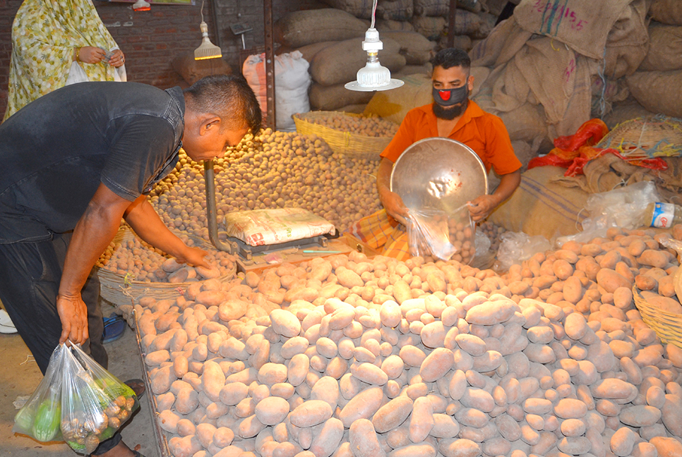 বগুড়ায় সরকার নির্ধারিত মূল্যে আলু বিক্রি