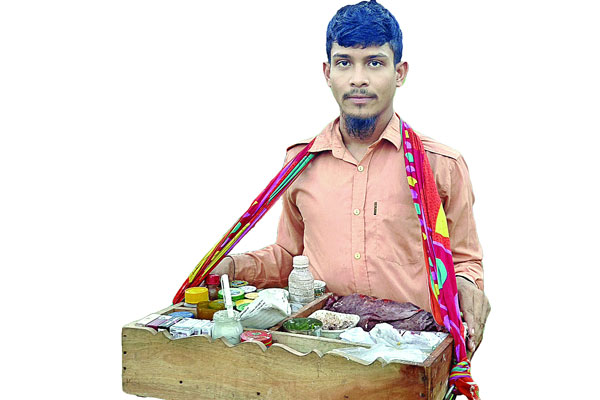 দিনে ক্লাস, বিকালে চা-পান বিক্রেতা
