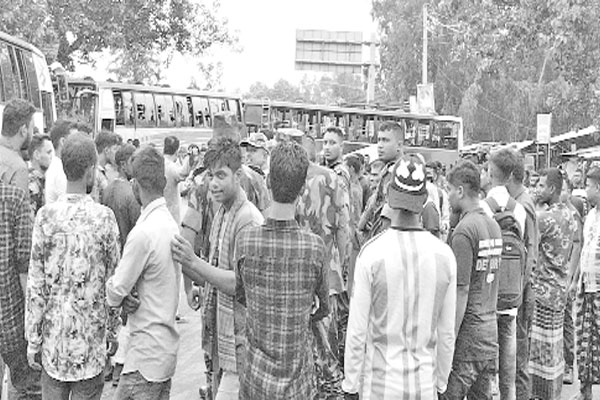 বাস-অটোরিকশা শ্রমিক সংঘর্ষ, যানবাহন ভাঙচুর