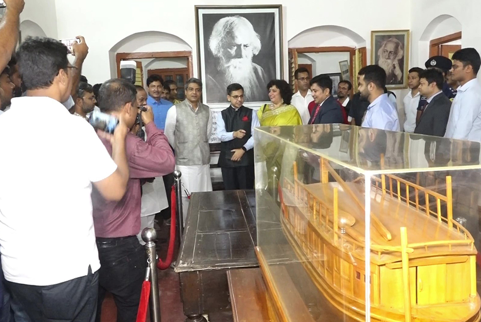 কুষ্টিয়ার রবীন্দ্র কুঠিবাড়িতে ভারতীয় হাই কমিশনার