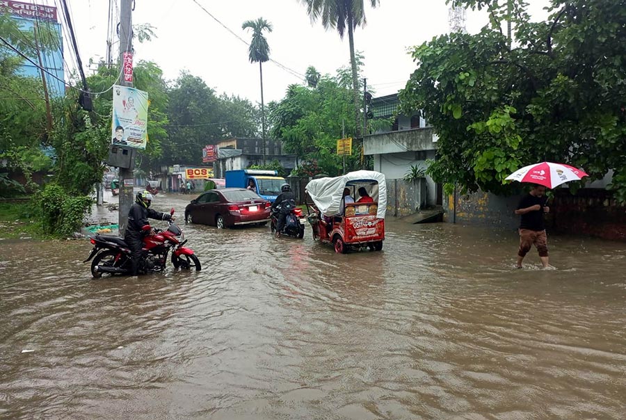 দিনাজপুরে কয়েক দিনের টানা বর্ষণে জলাবদ্ধতা, ভোগান্তি