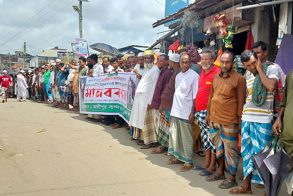 
সন্ত্রাসী হামলায় হাত-পায়ের রগ কর্তনের ঘটনায়
কলাপাড়ায় ব্যবসায়ীদের মানববন্ধন 