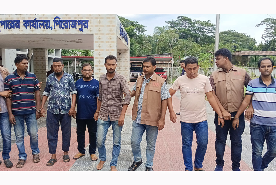 পিরোজপুরে ৬ চোরাকারবারি আটক