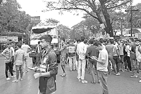 সড়কে ঝরল পাঁচ প্রাণ
