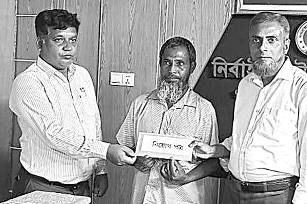 সেই ভ্যানচালক নিয়োগ পেলেন এলজিইডিতে