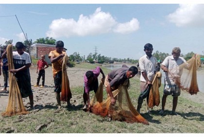 বিশ্ব নদী দিবস উপলক্ষে মানববন্ধন ও জেলে উৎসব পালিত

