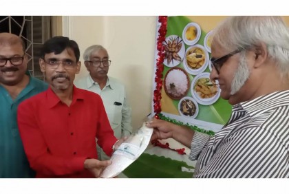 ক্লাব সদস্যদের হাতে বাংলাদেশের ইলিশ তুলে দিল কলকাতার ইন্দো-বাংলা প্রেসক্লাব 

