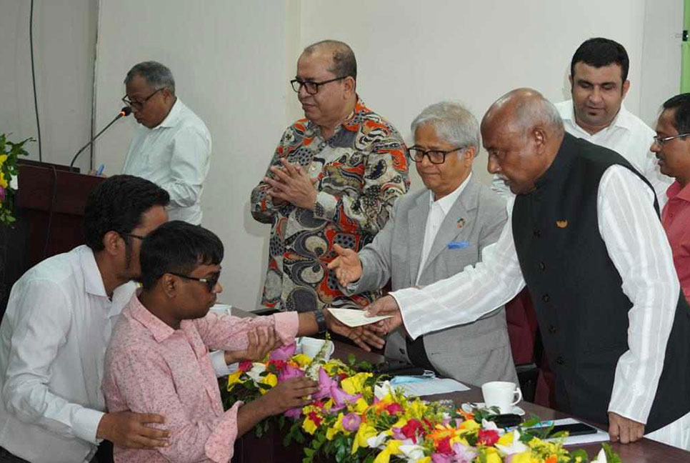 ঢাবিতে শিক্ষা অনুদান পেলেন বিশেষ চাহিদাসম্পন্ন ৫২ শিক্ষার্থী