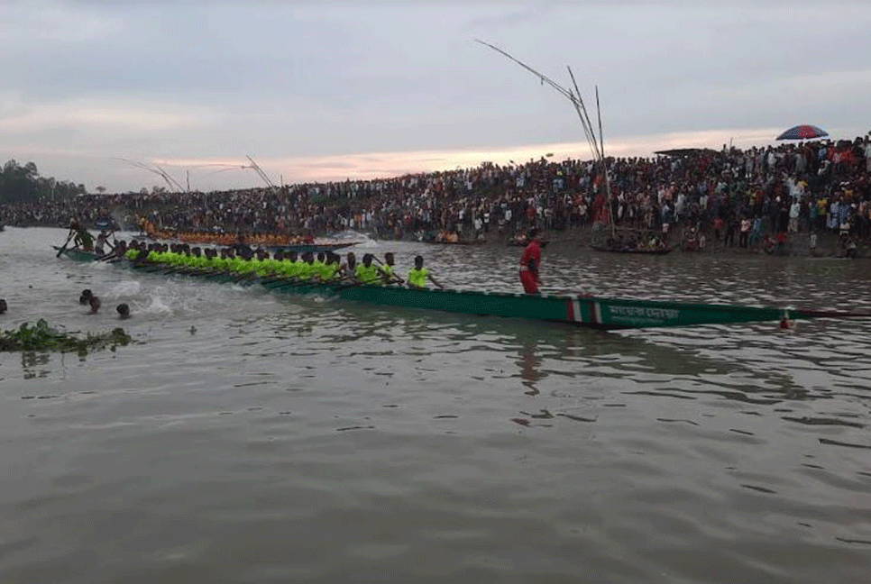 টাঙ্গাইলের বৈরাণ নদীতে নৌকা বাইচে শত শত মানুষের ঢল