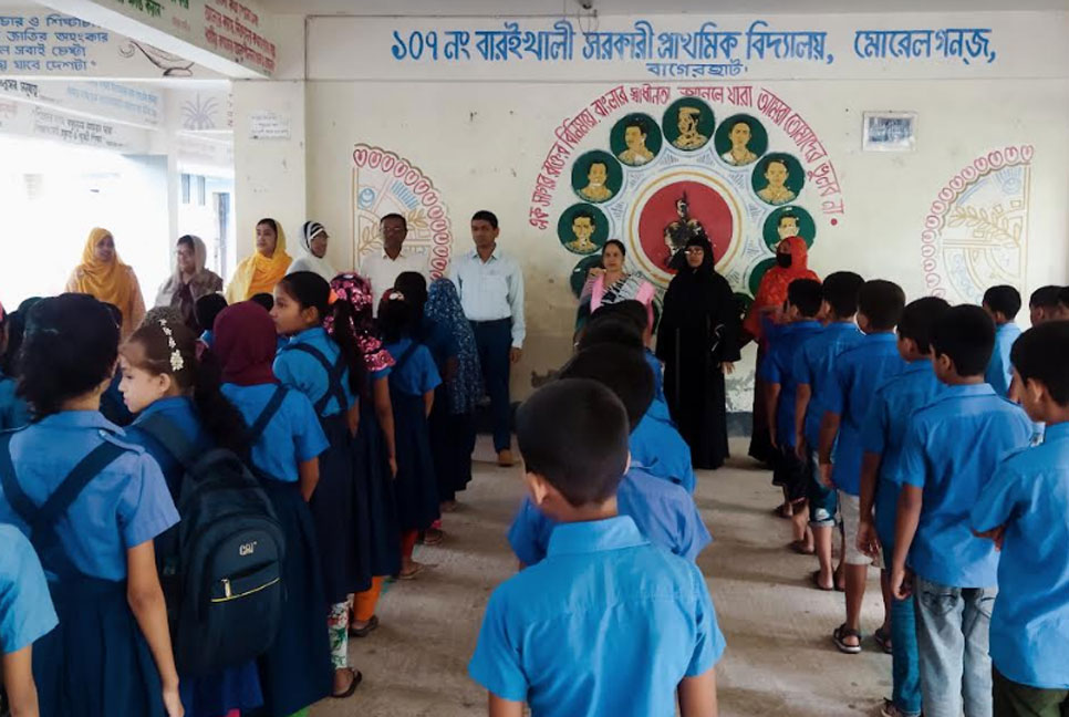 প্রাথমিক বিদ্যালয়ে শিক্ষার মান যাচাই করছেন ইউএনও