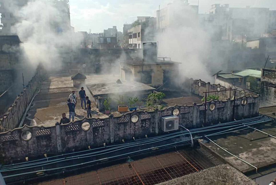 লালবাগে মিষ্টির দোকানে আগুন, নিয়ন্ত্রণে ৯ ইউনিট

