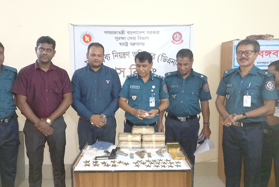 টেকনাফে হেরোইন, ইয়াবা ও অস্ত্র উদ্ধার