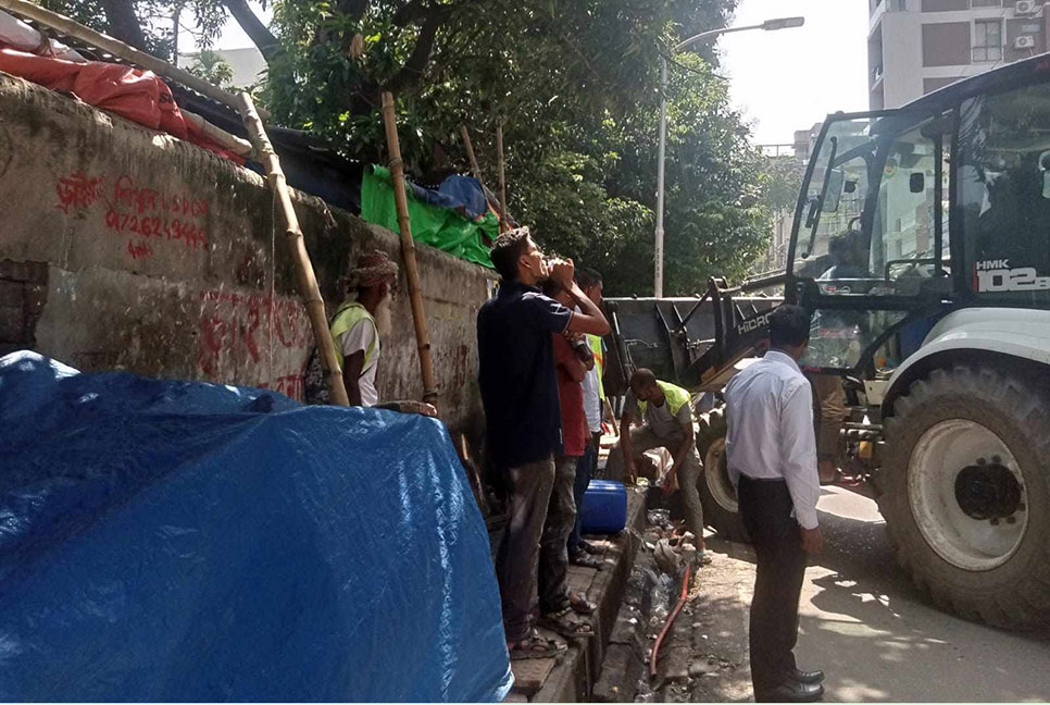 বনানীতে ফুটপাতের দুই শতাধিক অবৈধ দোকান উচ্ছেদ