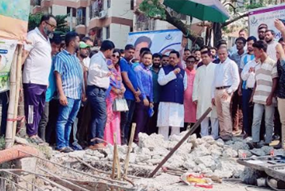 'জলাবদ্ধতা থেকে সড়ক বাঁচাতে হবে' 
