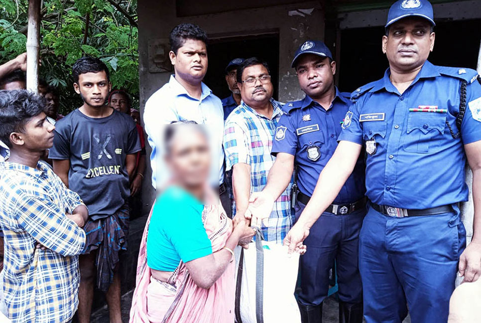 ফুলবাড়ীতে আশ্রয়নের পানিবন্দি ১৬০ পরিবারের মাঝে চাল বিতরণ