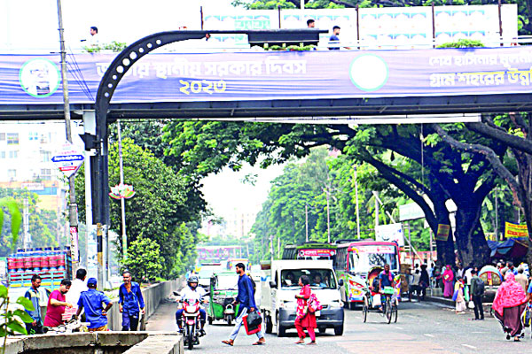 জীবনের ঝুঁকি নিয়ে রাস্তা পারাপার