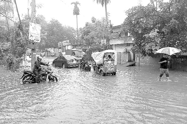 টানা বৃষ্টিতে জনজীবন বিপর্যস্ত