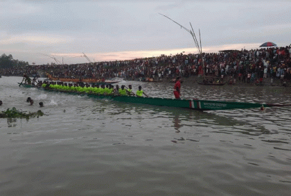টাঙ্গাইলের বৈরাণ নদীতে নৌকা বাইচে শত শত মানুষের ঢল