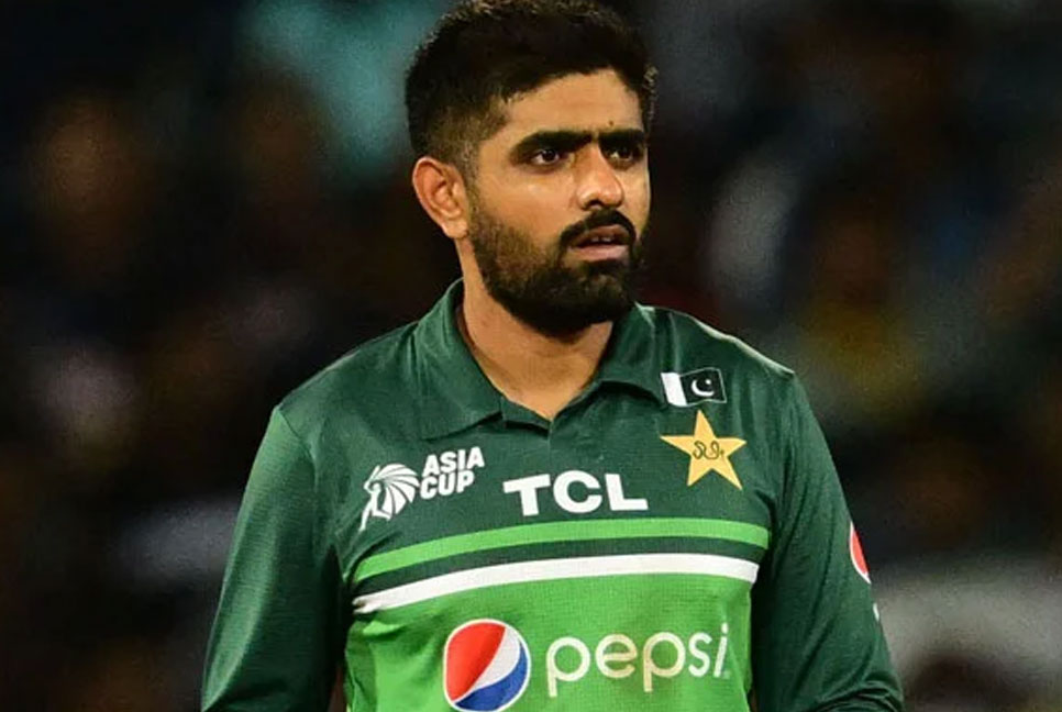 ট্রাফিক আইন ভেঙে জরিমানা গুনলেন বাবর আজম
