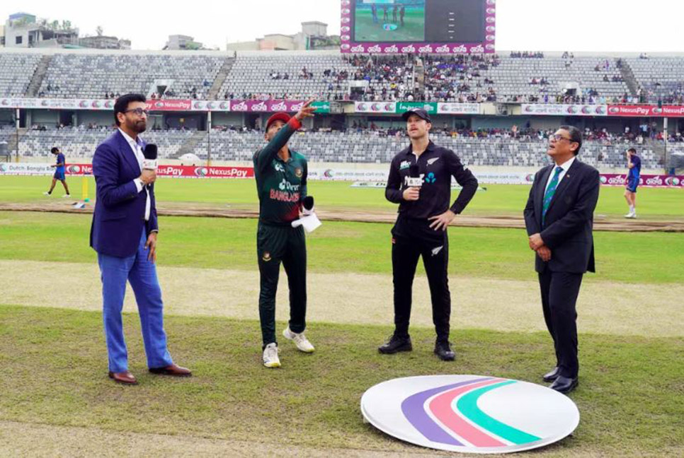 বৃষ্টির পর খেলা শুরু, সাজঘরে দুই ওপেনার

