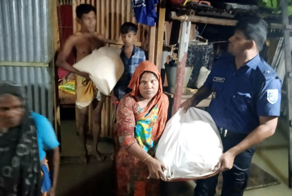 পানিবন্দি মানুষের জন্য পুলিশের মানবিক সেবা