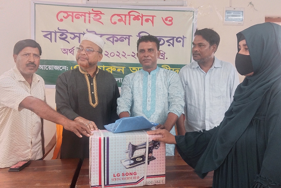 ঝিনাইদহে বাইসাইকেল ও সেলাই মেশিন বিতরণ