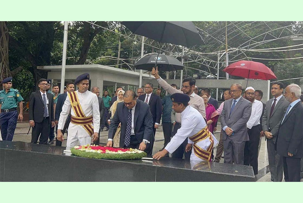 বঙ্গবন্ধুর প্রতিকৃতিতে নতুন প্রধান বিচারপতির শ্রদ্ধা