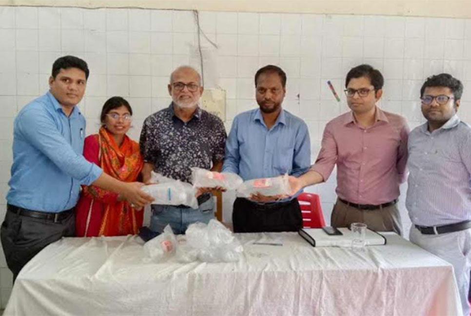 দুমকি উপজেলা স্বাস্থ্য কমপ্লেক্সে স্যালাইন প্রদান 