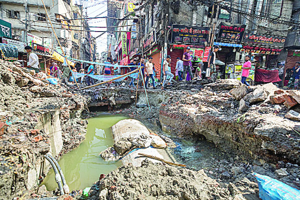রাজধানীতে খোঁড়াখুঁড়ি ও খানাখন্দে দুর্ভোগ