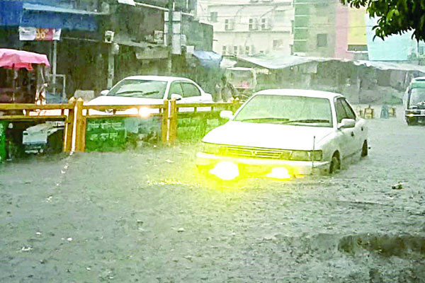 বৃষ্টি হলেই হাঁটুপানি