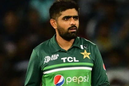 ট্রাফিক আইন ভেঙে জরিমানা গুনলেন বাবর আজম

