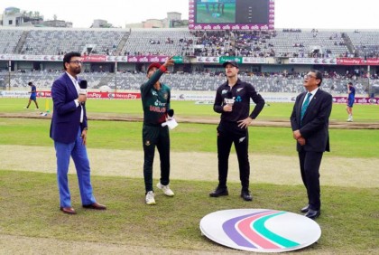 বৃষ্টির পর খেলা শুরু, সাজঘরে দুই ওপেনার

