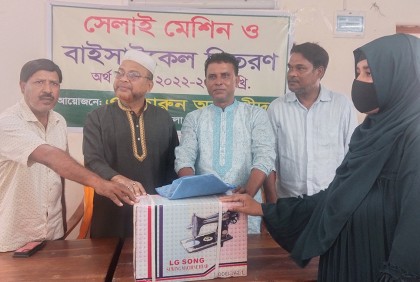 ঝিনাইদহে বাইসাইকেল ও সেলাই মেশিন বিতরণ