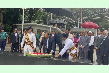 বঙ্গবন্ধুর প্রতিকৃতিতে নতুন প্রধান বিচারপতির শ্রদ্ধা