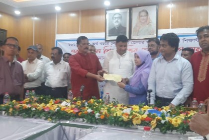 নোয়াখালীতে গরিব ও মেধাবী শিক্ষার্থীদের মাঝে শিক্ষাবৃত্তির চেক বিতরণ